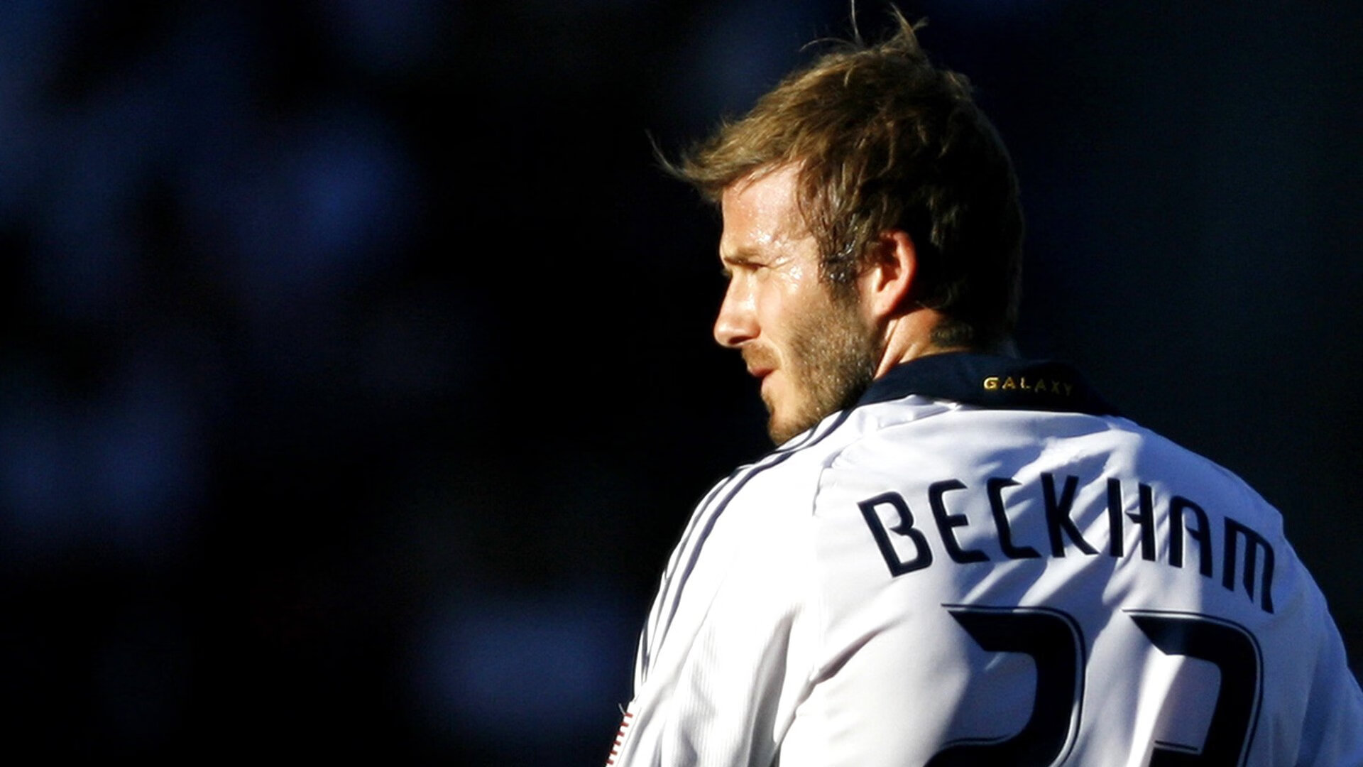 公牛不断突破！，萨拉赫连续十五场比赛得分超过比赛局势复杂赛场气氛高涨